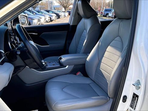 Used 2021 Toyota Highlander XLE image 7