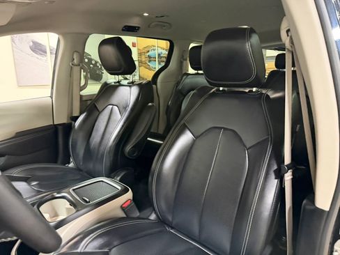 Used 2023 Chrysler Pacifica Touring-L FWD image 45