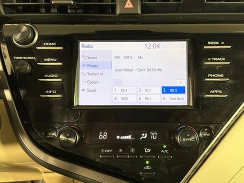 Used 2018 Toyota Camry XLE image 29