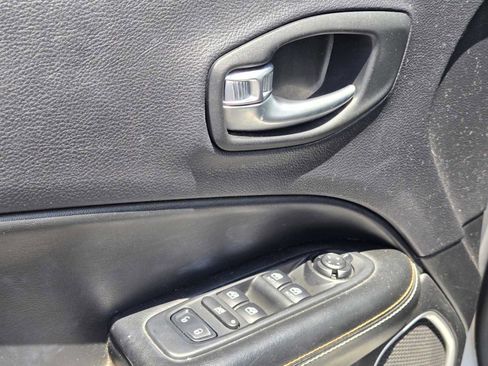 Used 2018 Jeep Compass Latitude w/ Popular Equipment Group FWD image 19