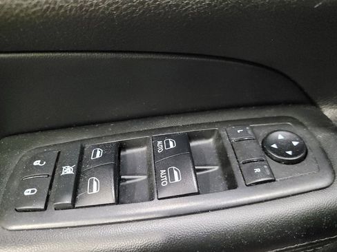 Used 2019 Jeep Grand Cherokee Laredo AWD/4WD image 27