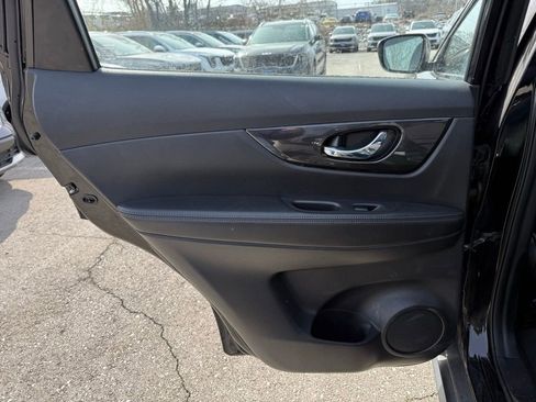 Used 2018 Nissan Rogue S image 8