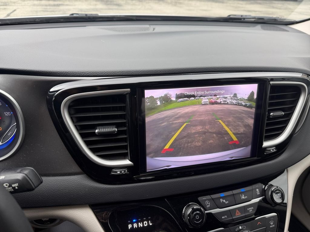 Used 2023 Chrysler Pacifica Touring-L FWD image 18