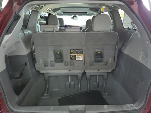 Used 2020 Toyota Sienna XLE FWD image 25