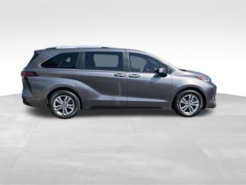 Used 2022 Toyota Sienna Platinum AWD/4WD image 8