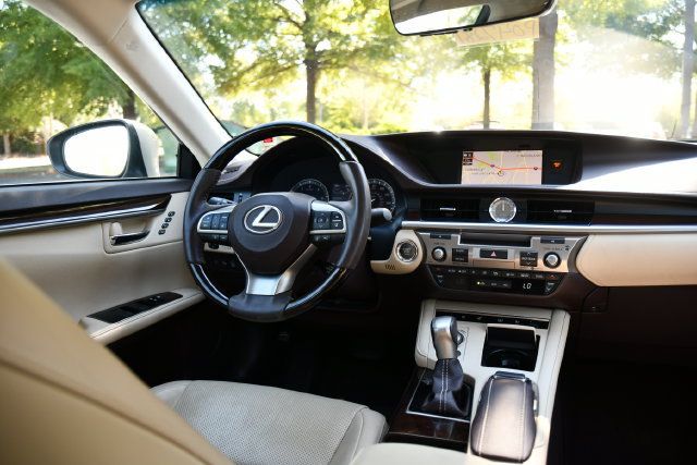 Used 2017 Lexus ES 350 w/ Luxury Package FWD image 19