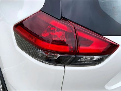 Used 2020 Nissan Rogue S FWD image 26