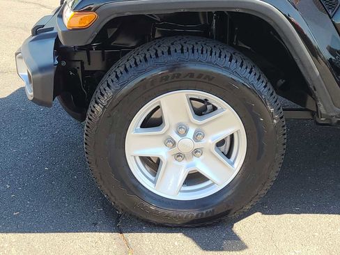 Used 2021 Jeep Gladiator Sport AWD/4WD image 16