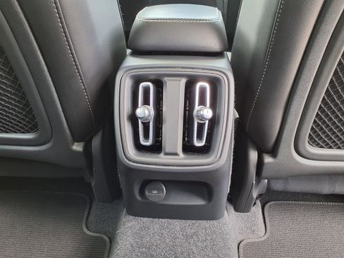 Used 2023 Volvo XC40 B5 Plus AWD/4WD image 16
