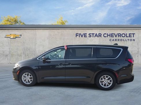 Used 2023 Chrysler Pacifica Touring-L FWD image 5