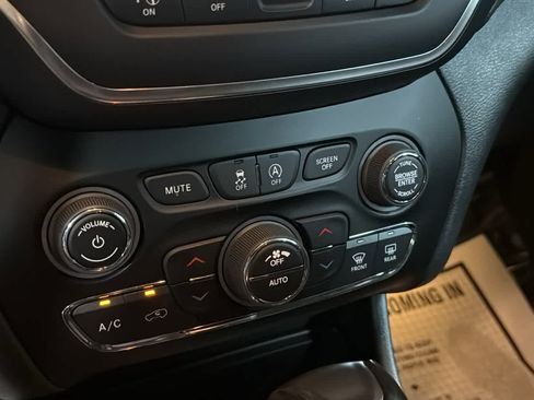 Certified 2023 Jeep Cherokee Altitude Lux w/ Mopar Interior Package AWD/4WD image 21