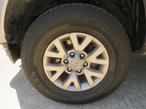 Used 2017 Toyota Tacoma SR5 w/ Tow Package image 31