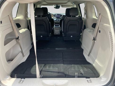 Used 2023 Chrysler Pacifica Limited FWD image 33