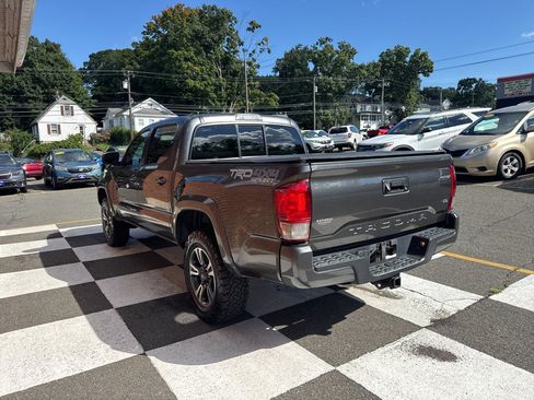 Used 2016 Toyota Tacoma TRD Sport w/ Towing Package AWD/4WD image 4