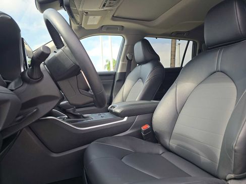 Certified 2025 Toyota Highlander XLE FWD image 23