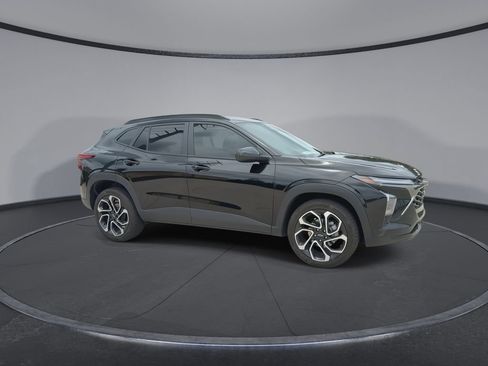 Used 2025 Chevrolet Trax RS w/ Driver Confidence Package FWD image 2