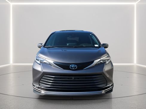 Used 2021 Toyota Sienna Platinum FWD image 8