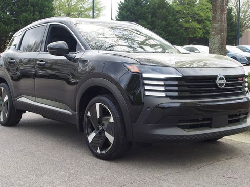 Used 2025 Nissan Kicks SR image 1