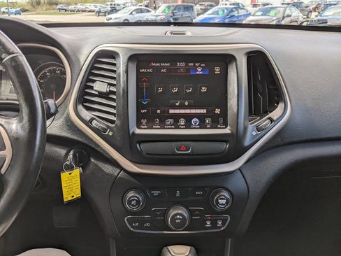 Used 2016 Jeep Cherokee Latitude w/ Cold Weather Group AWD/4WD image 19