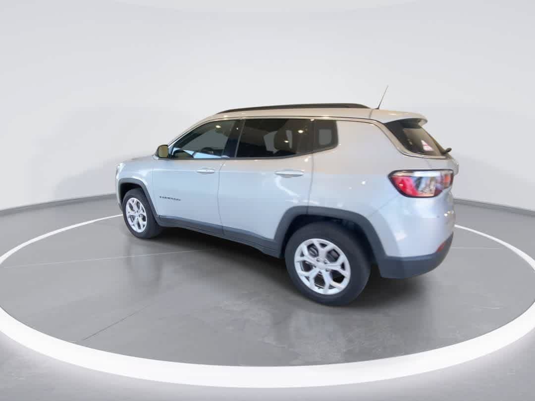 Used 2024 Jeep Compass Latitude AWD/4WD image 6