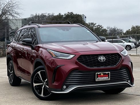 Used 2022 Toyota Highlander XSE image 2