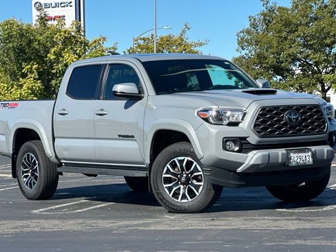 Used 2020 Toyota Tacoma TRD Sport w/ TRD Premium Sport Package AWD/4WD image 2