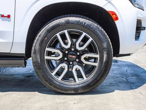 Used 2023 GMC Yukon XL AT4 w/ AT4 Premium Package AWD/4WD image 11