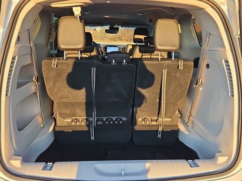 Used 2024 Chrysler Pacifica Touring-L image 17