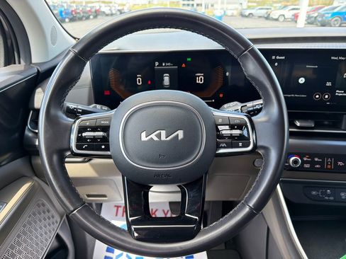 Used 2025 Kia Carnival FWD image 14