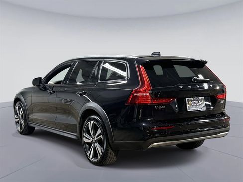 Used 2025 Volvo V60 B5 Cross Country Plus image 12