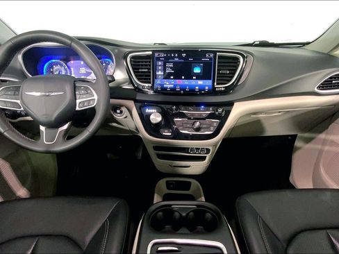 Used 2024 Chrysler Pacifica Touring-L FWD image 15