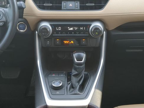 Used 2020 Toyota RAV4 Limited image 17