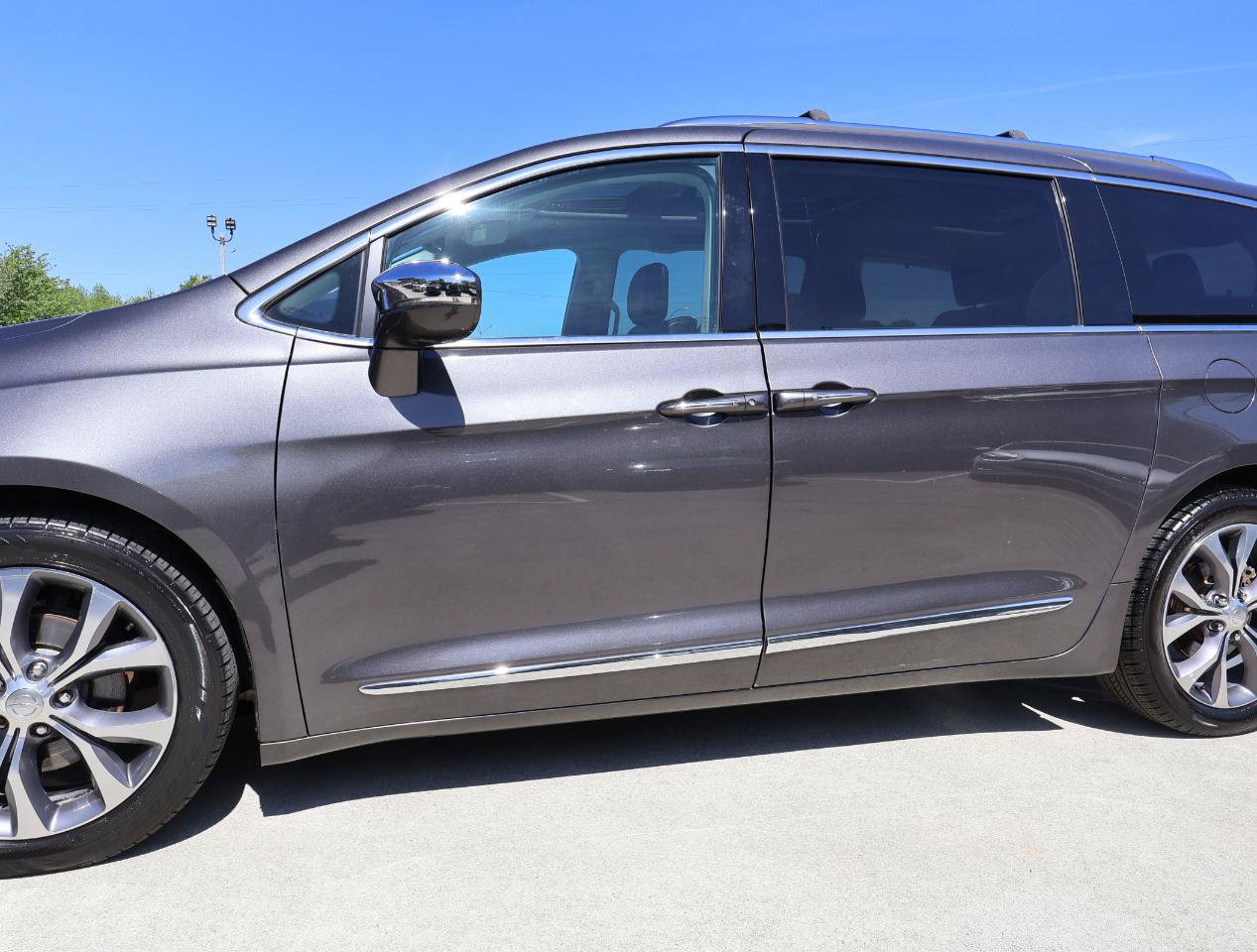 Used 2017 Chrysler Pacifica Limited w/ UConnect Theater Package FWD image 37