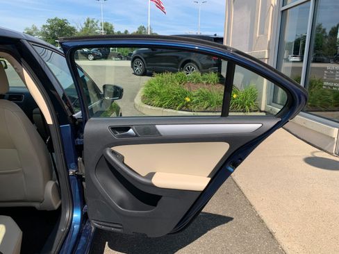 Used 2017 Volkswagen Jetta SE FWD image 34