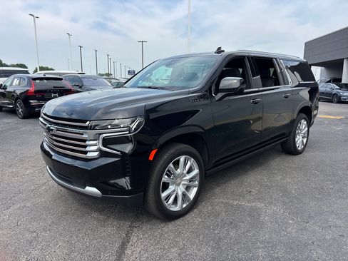 Used 2024 Chevrolet Suburban High Country w/ Premium Package AWD/4WD image 3