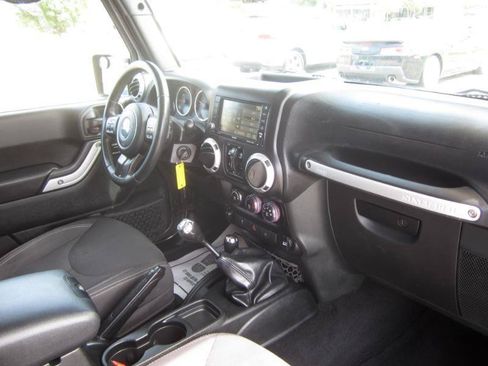 Used 2017 Jeep Wrangler Unlimited Sahara w/ Connectivity Group AWD/4WD image 16
