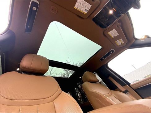 Used 2025 Land Rover Range Rover Long Wheelbase SE image 14