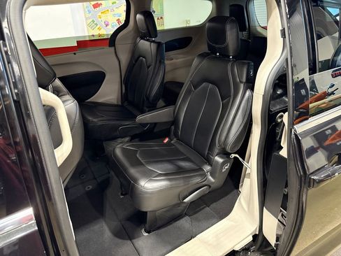 Used 2023 Chrysler Pacifica Touring-L FWD image 97