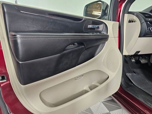 Used 2019 Dodge Grand Caravan SXT image 19