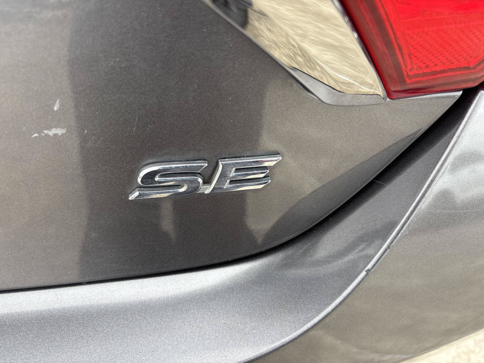 Used 2015 Toyota Camry SE FWD image 14