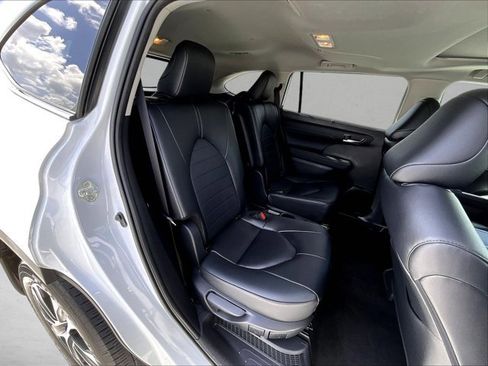 Used 2024 Toyota Highlander XLE FWD image 29