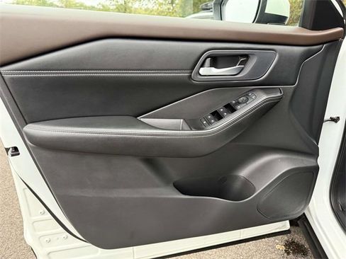 Used 2022 Nissan Rogue SV w/ SV Premium Package image 8