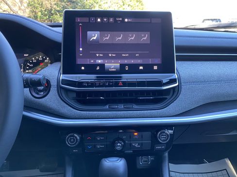 Used 2024 Jeep Compass Latitude image 24