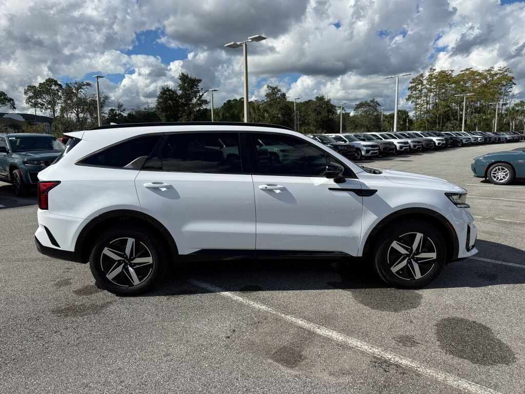 Used 2023 Kia Sorento EX w/ Panoramic Sunroof Package FWD image 2