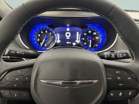 Used 2025 Chrysler Pacifica Limited image 32