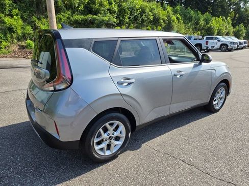 Used 2025 Kia Soul LX FWD image 9
