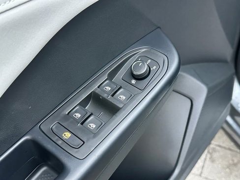 New 2026 Volkswagen Taos SE image 11