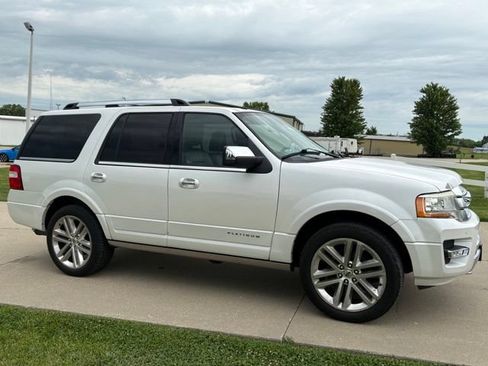 Used 2017 Ford Expedition Platinum AWD/4WD image 3
