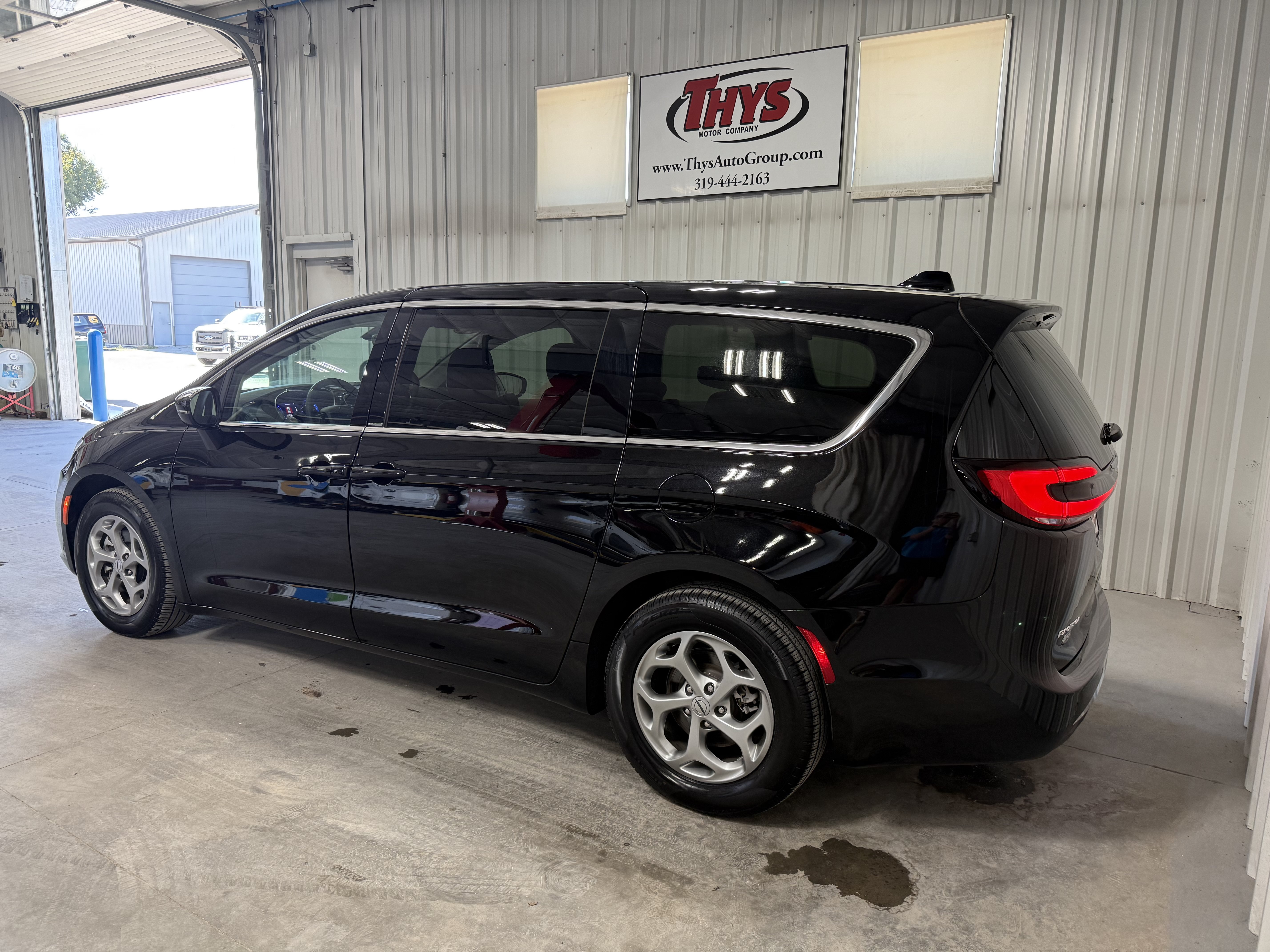Used 2024 Chrysler Pacifica Limited w/ Trailer Tow Group FWD image 12