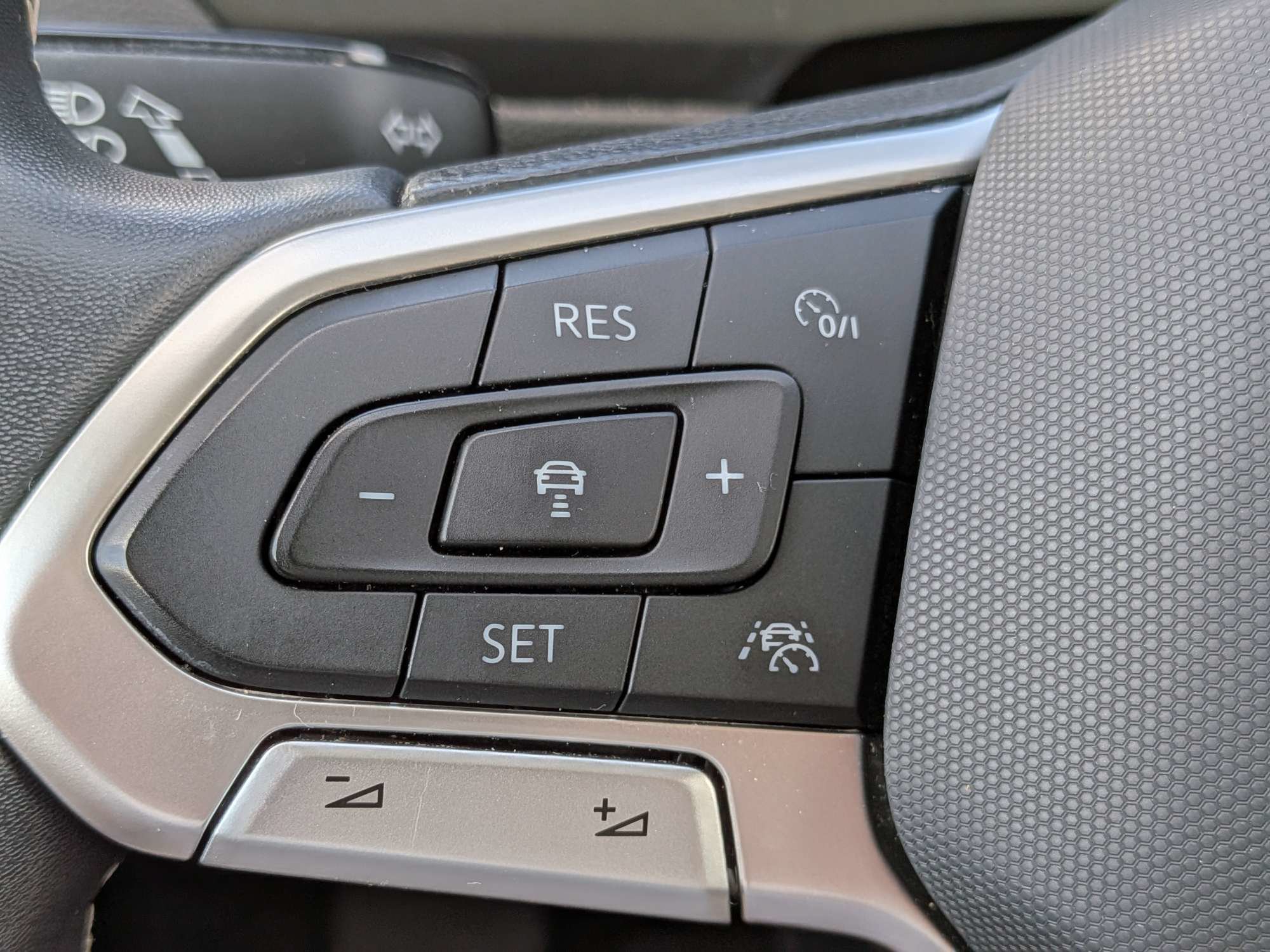 Used 2022 Volkswagen Tiguan SE FWD image 26